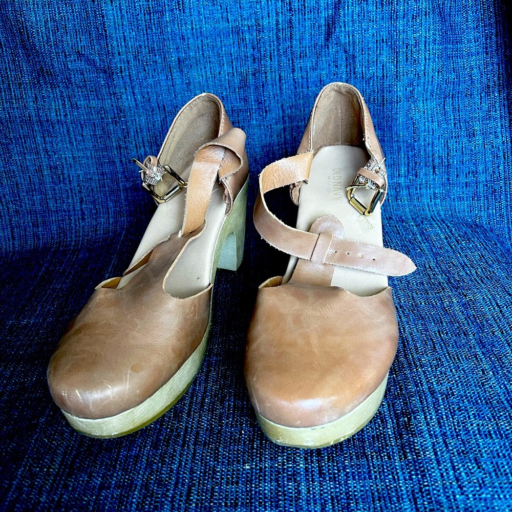 Clog-type buckled heel